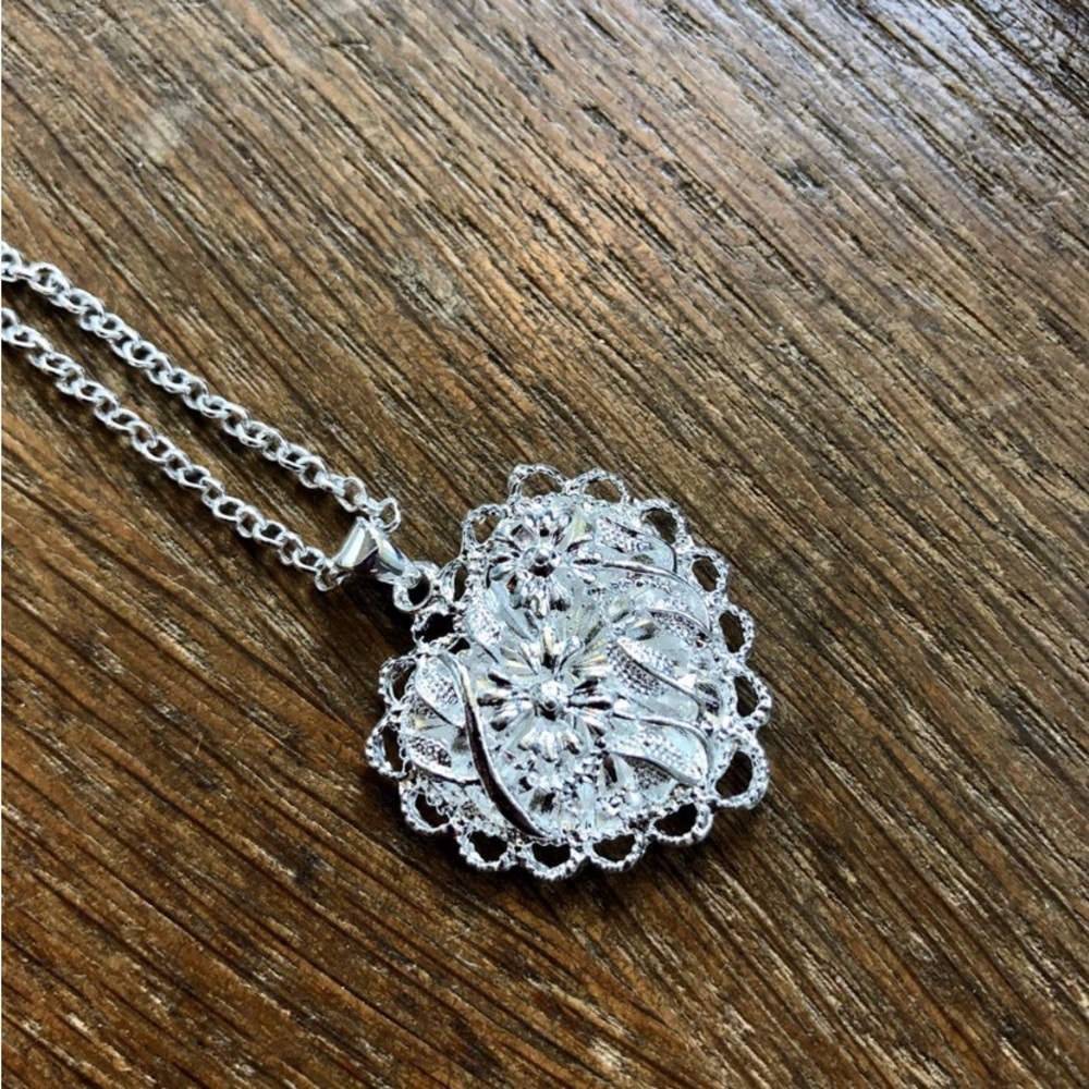 925 silver plated flowered heart necklace NWT